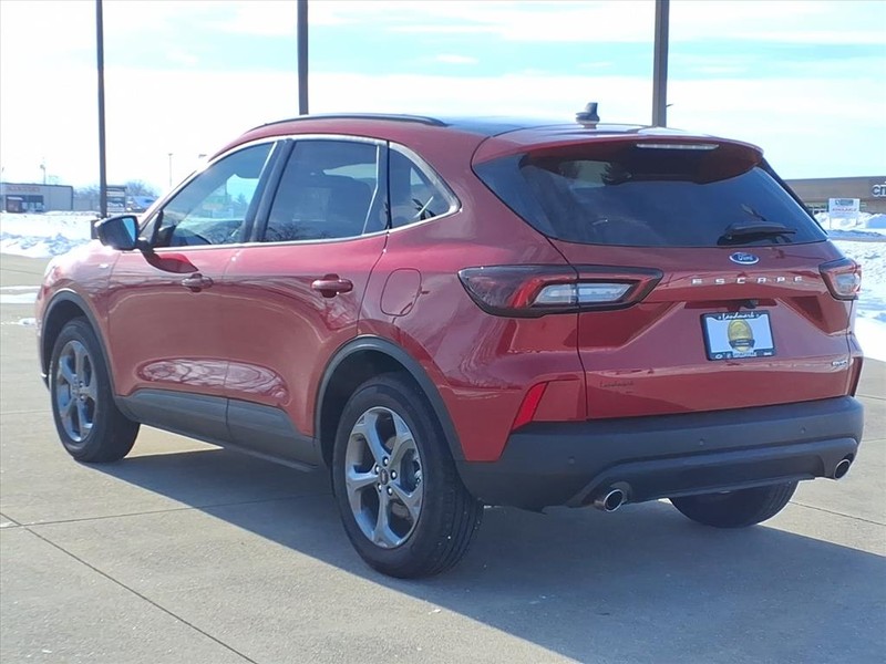 Ford Escape Vehicle Full-screen Gallery Image 3