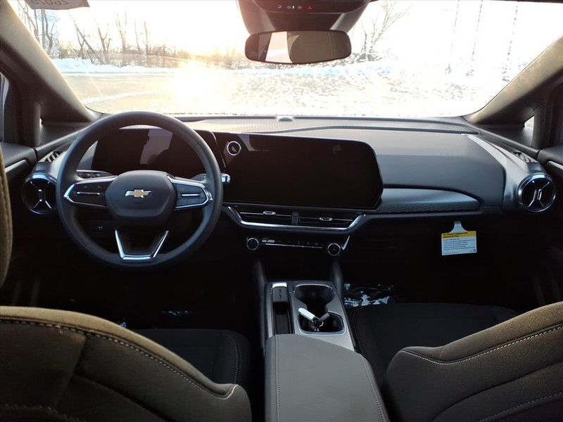 Chevrolet Equinox EV Vehicle Full-screen Gallery Image 4