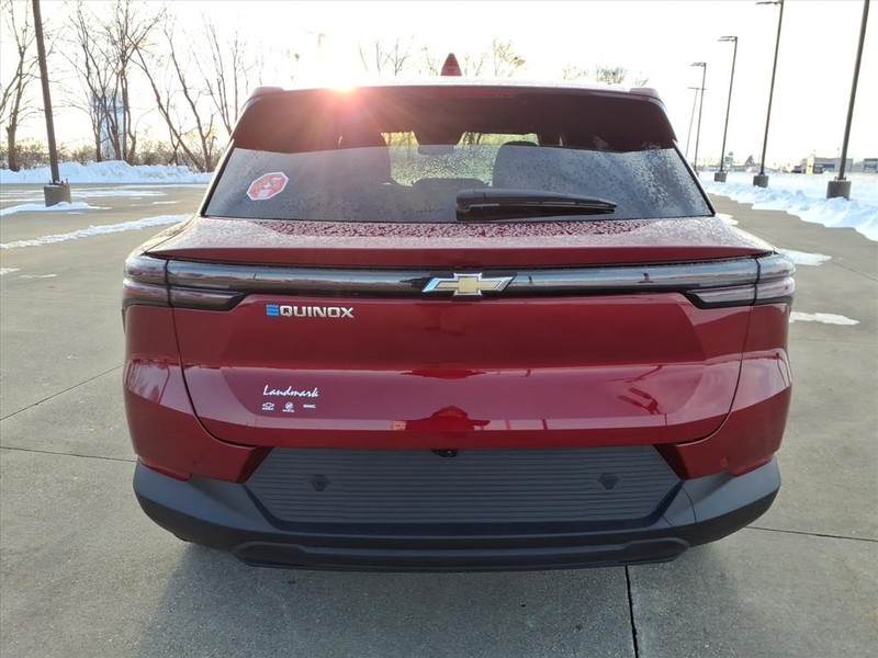 Chevrolet Equinox EV Vehicle Full-screen Gallery Image 18