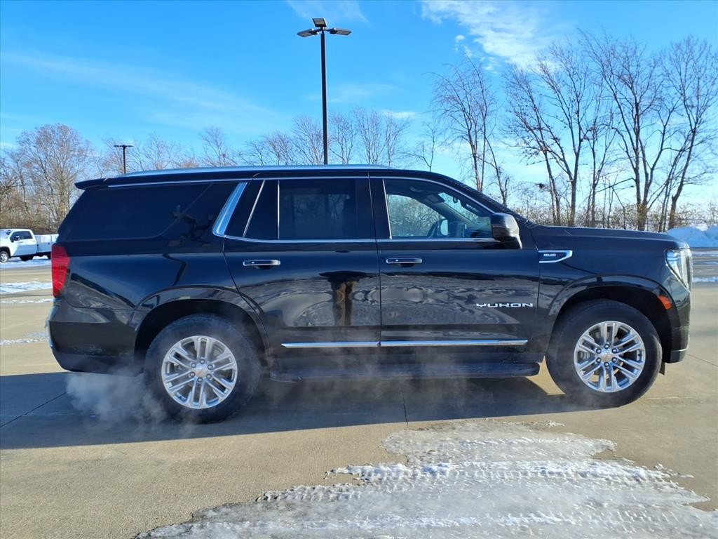 GMC Yukon Vehicle Full-screen Gallery Image 5