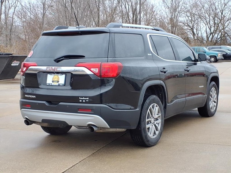 GMC Acadia Vehicle Full-screen Gallery Image 4