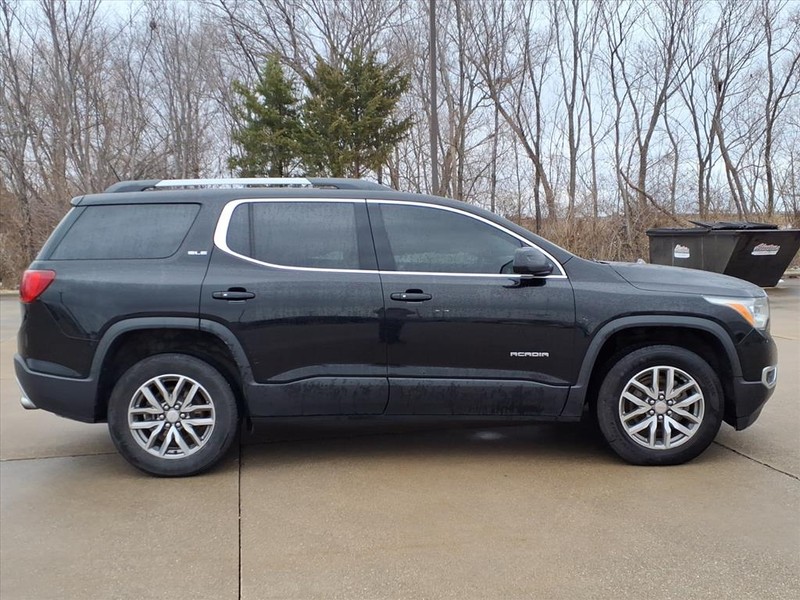 GMC Acadia Vehicle Full-screen Gallery Image 5