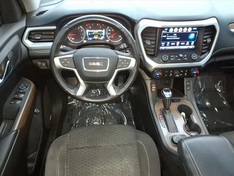 GMC Acadia Vehicle Full-screen Gallery Image 9