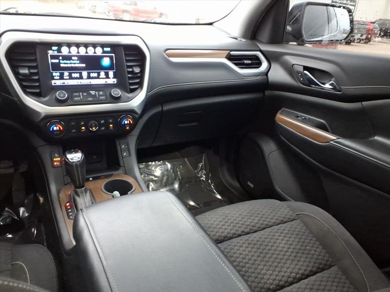 GMC Acadia Vehicle Full-screen Gallery Image 10