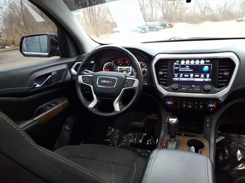 GMC Acadia Vehicle Full-screen Gallery Image 11