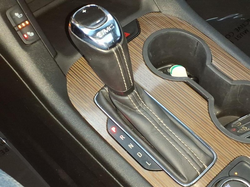 GMC Acadia Vehicle Full-screen Gallery Image 15