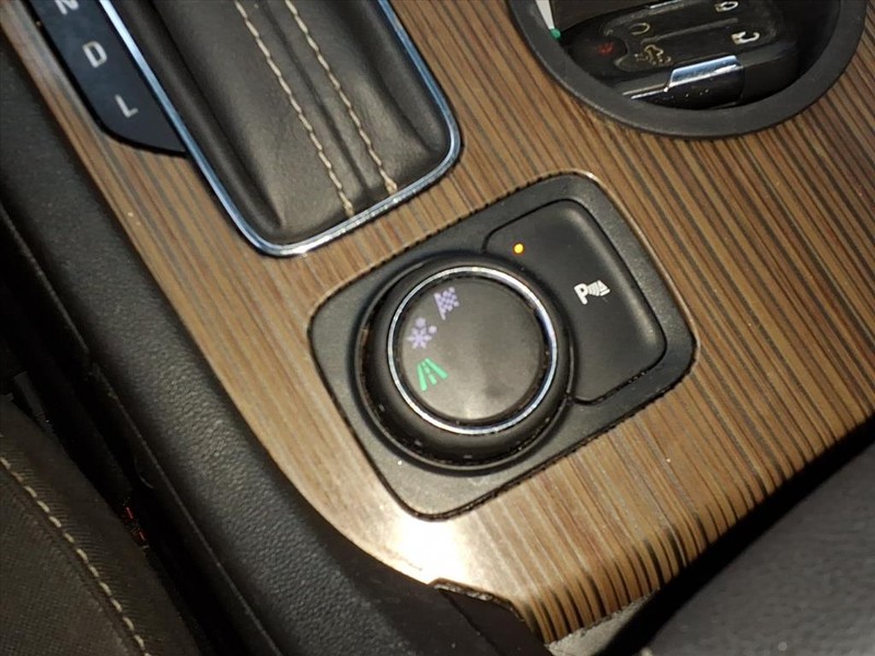 GMC Acadia Vehicle Full-screen Gallery Image 16