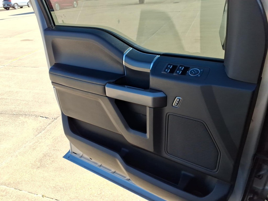 Ford F-150 Vehicle Full-screen Gallery Image 14