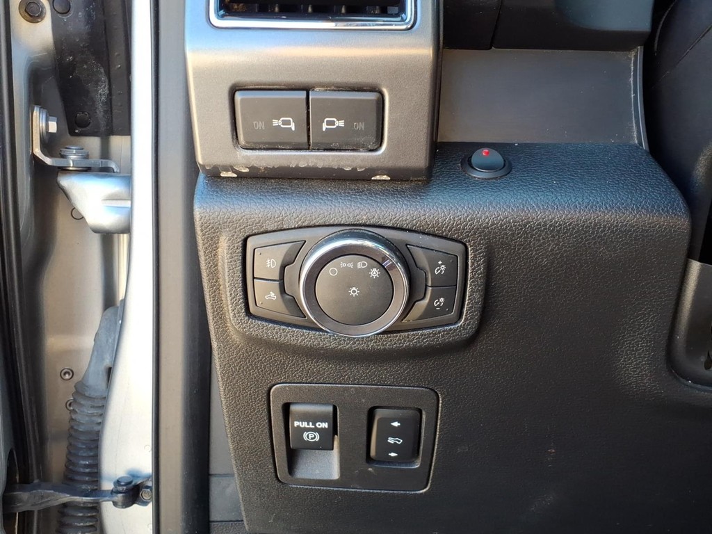 Ford F-150 Vehicle Full-screen Gallery Image 15