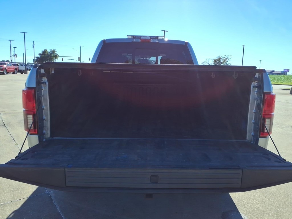 Ford F-150 Vehicle Full-screen Gallery Image 18