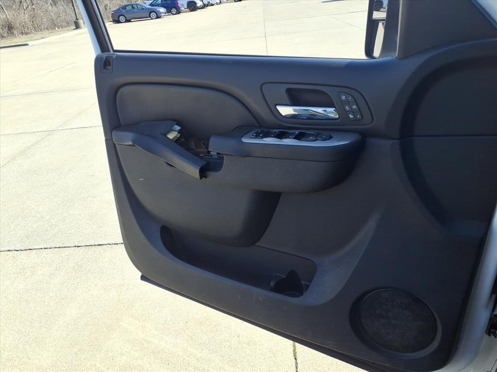 Chevrolet Silverado 2500HD Vehicle Full-screen Gallery Image 18