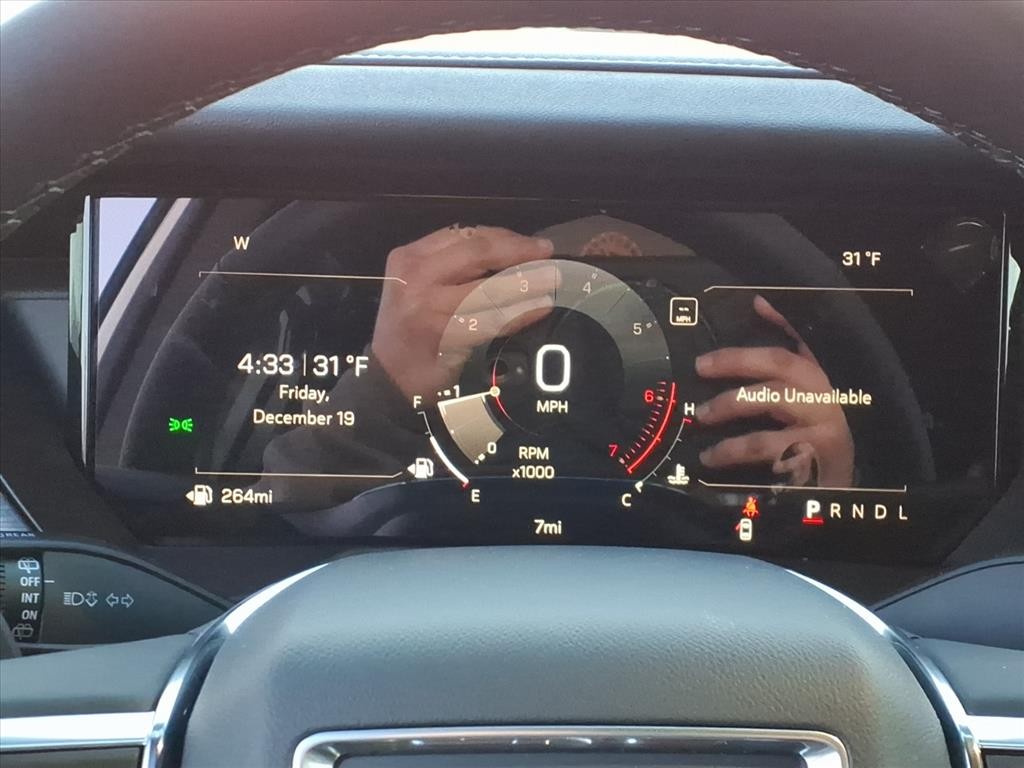 GMC Acadia Vehicle Full-screen Gallery Image 13