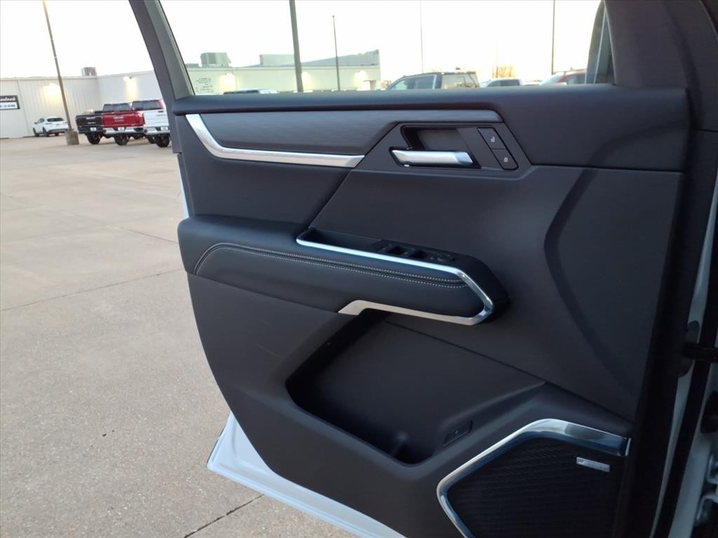 GMC Acadia Vehicle Full-screen Gallery Image 14