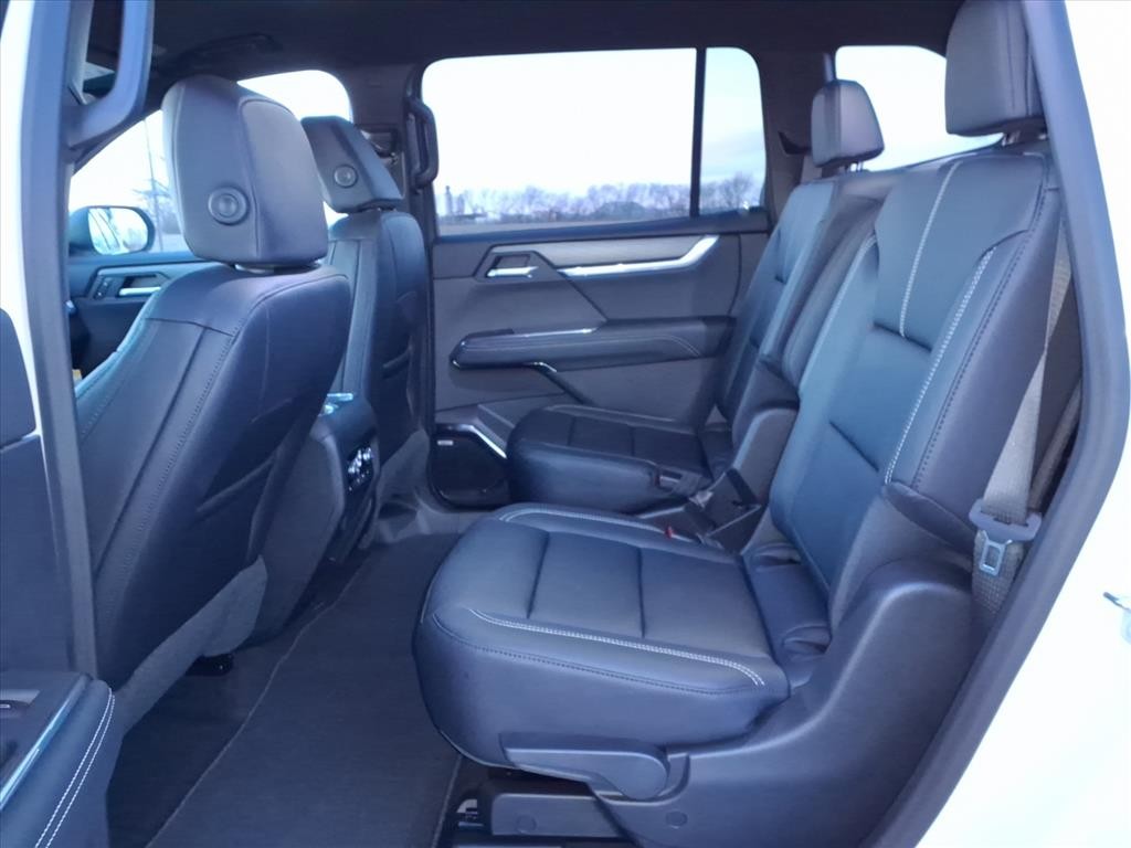 GMC Acadia Vehicle Full-screen Gallery Image 16