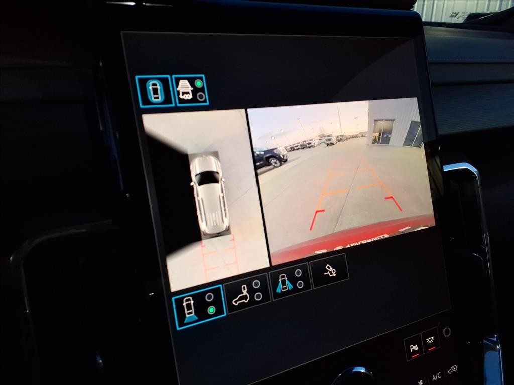 GMC Acadia Vehicle Full-screen Gallery Image 9