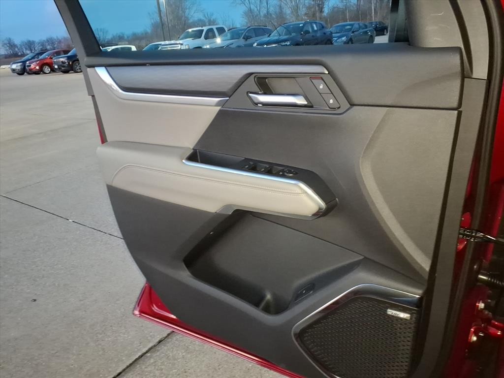 GMC Acadia Vehicle Full-screen Gallery Image 14