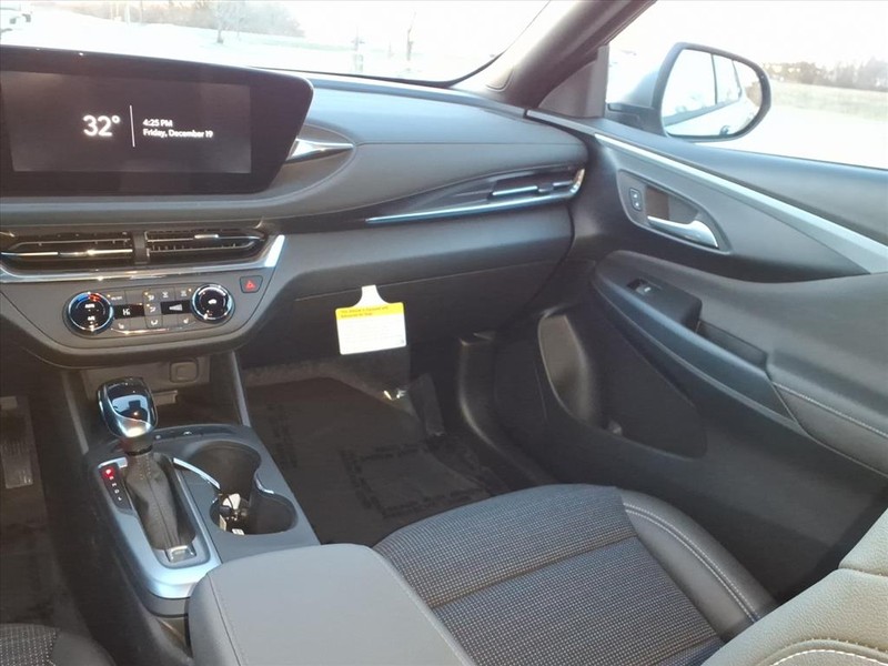 Buick Envista Vehicle Full-screen Gallery Image 6