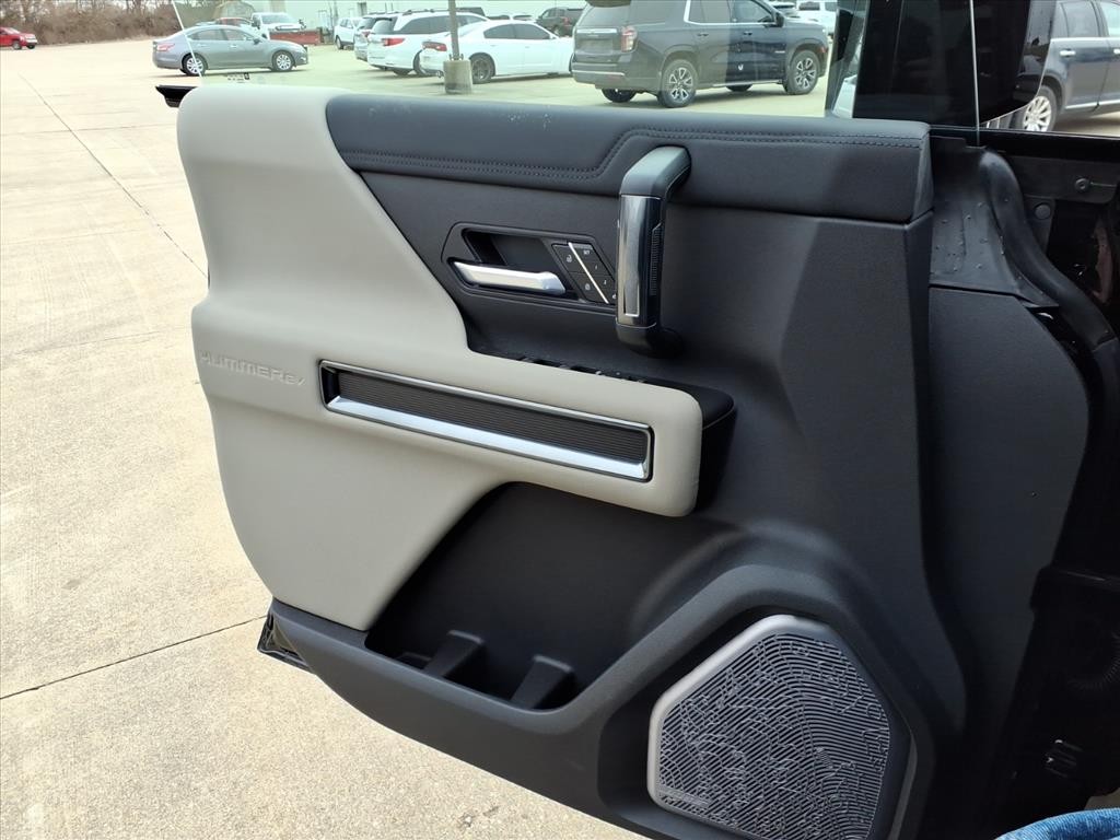 GMC HUMMER EV Vehicle Full-screen Gallery Image 14