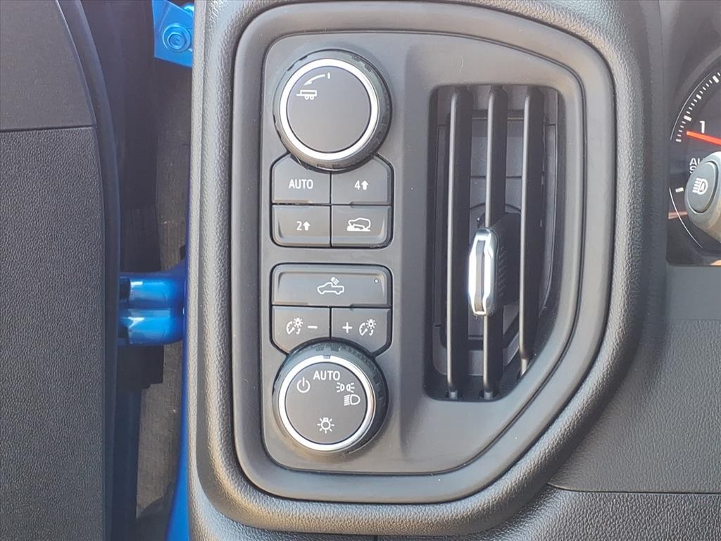 Chevrolet Silverado 1500 Vehicle Full-screen Gallery Image 17