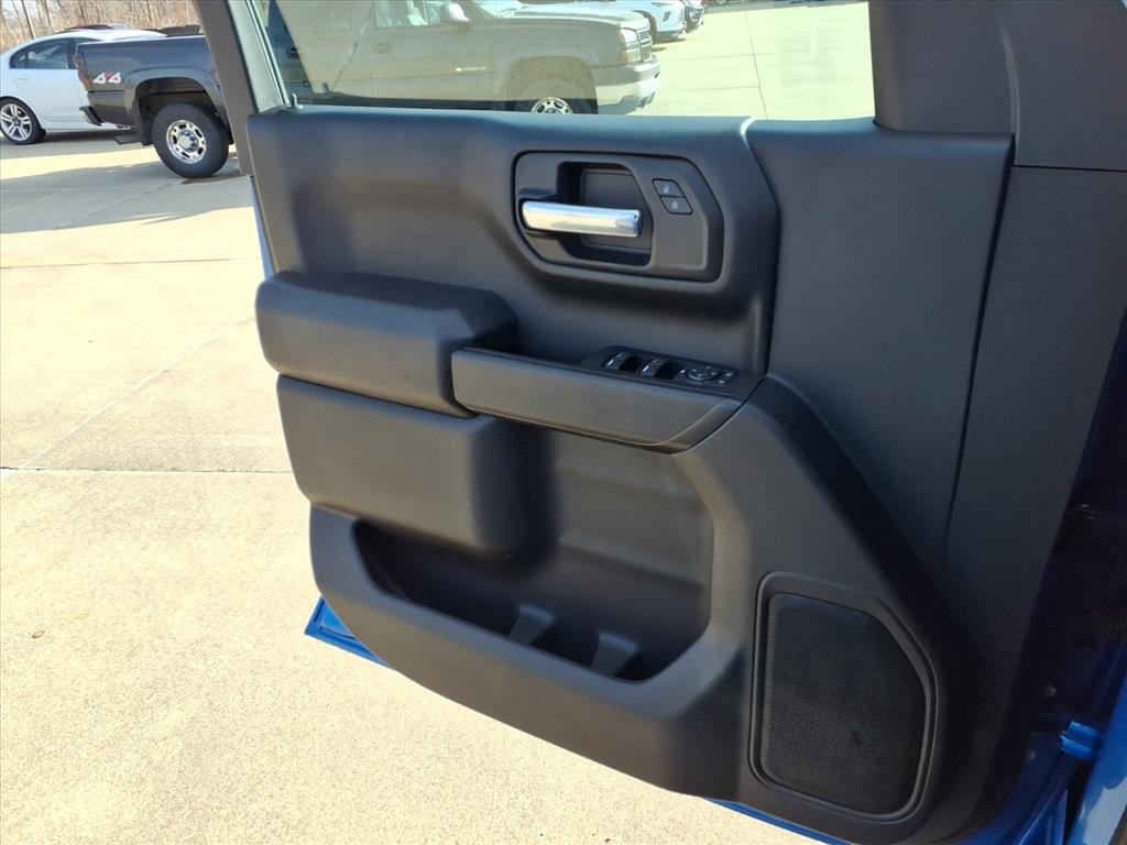 Chevrolet Silverado 1500 Vehicle Full-screen Gallery Image 18