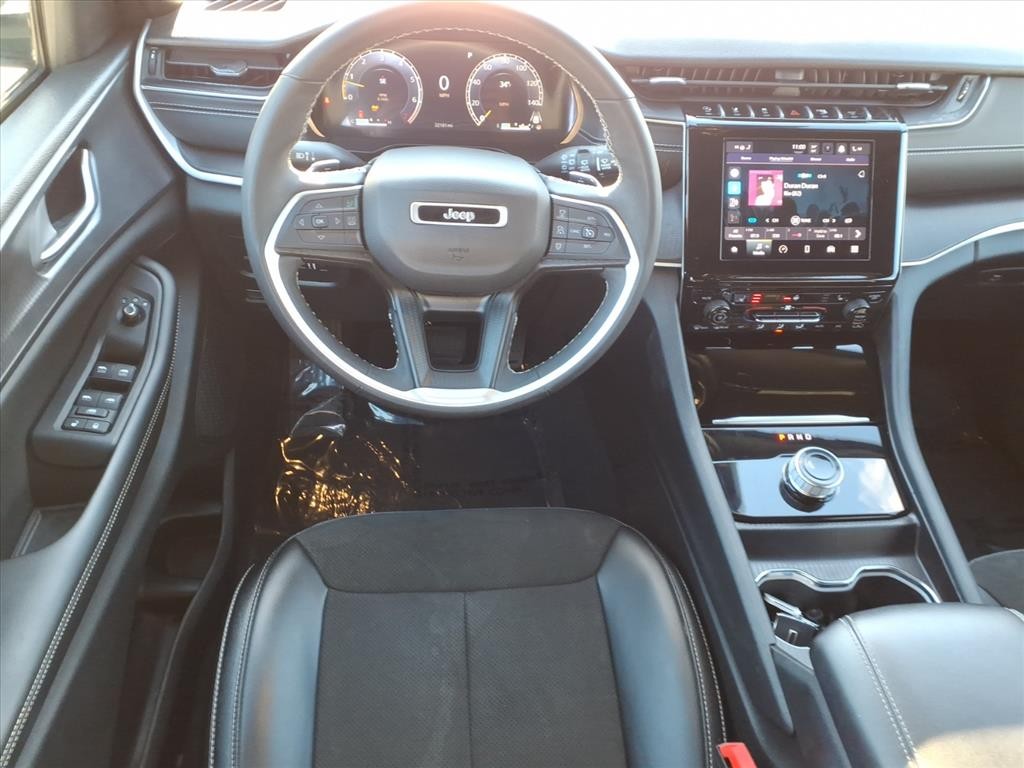 Jeep Grand Cherokee L Vehicle Full-screen Gallery Image 9