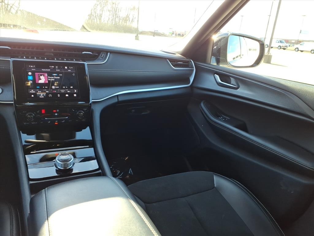 Jeep Grand Cherokee L Vehicle Full-screen Gallery Image 10