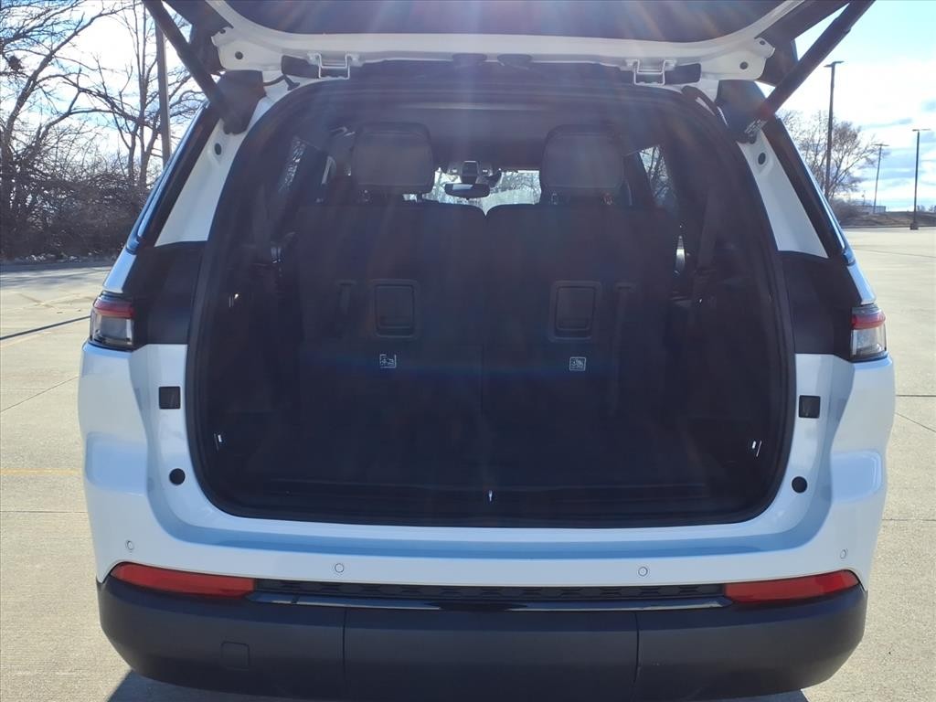 Jeep Grand Cherokee L Vehicle Full-screen Gallery Image 23