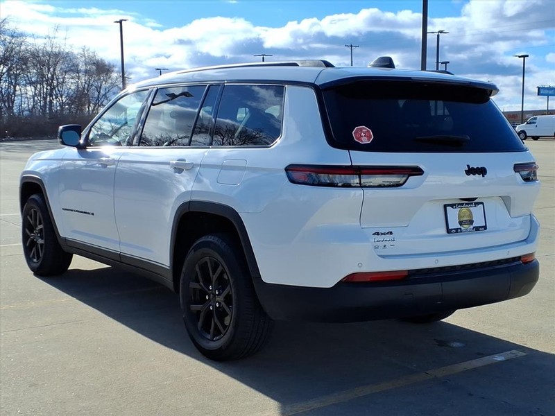Jeep Grand Cherokee L Vehicle Full-screen Gallery Image 3