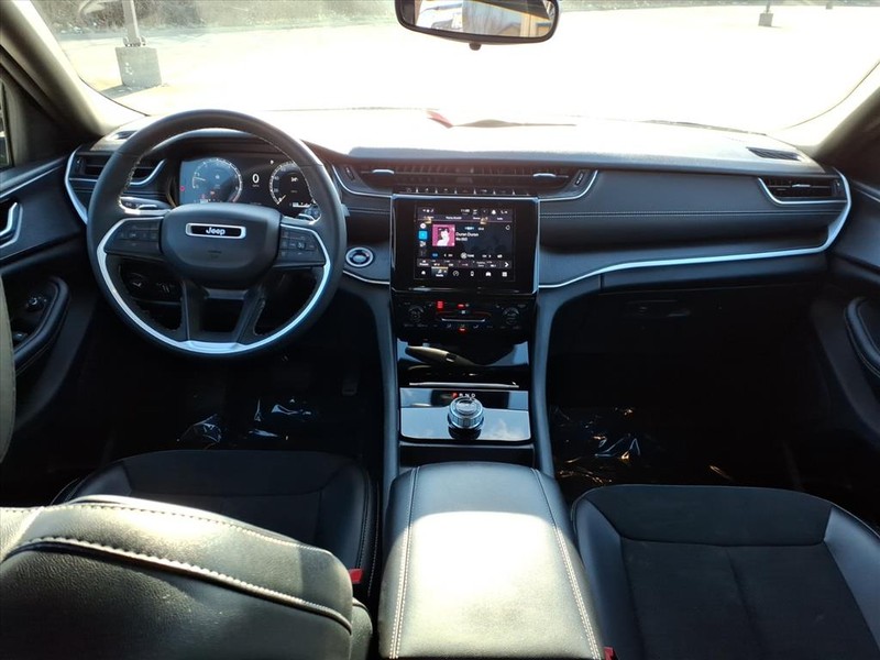 Jeep Grand Cherokee L Vehicle Full-screen Gallery Image 8