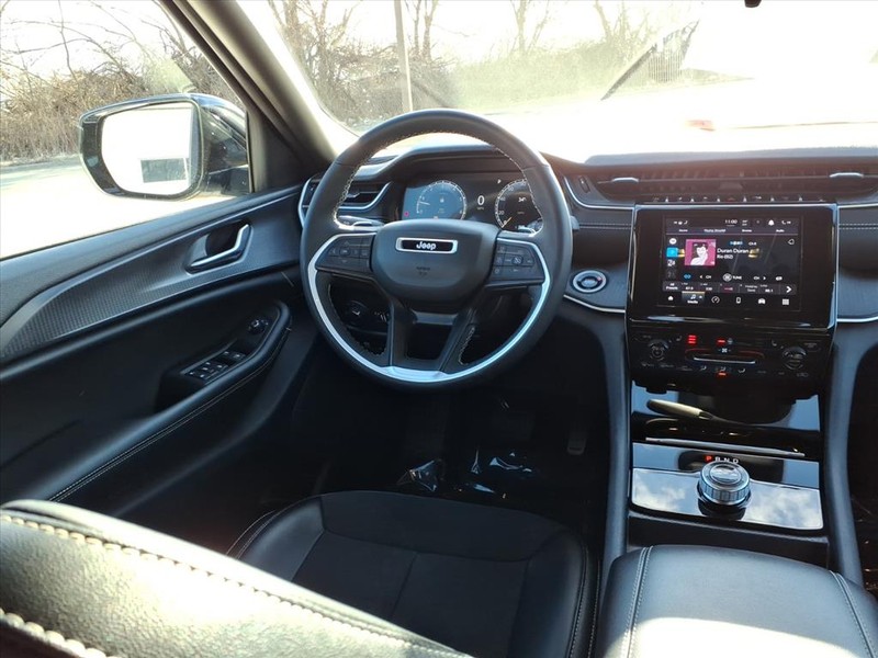 Jeep Grand Cherokee L Vehicle Full-screen Gallery Image 11