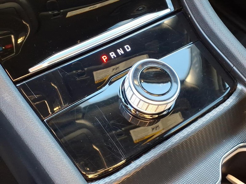 Jeep Grand Cherokee L Vehicle Full-screen Gallery Image 15