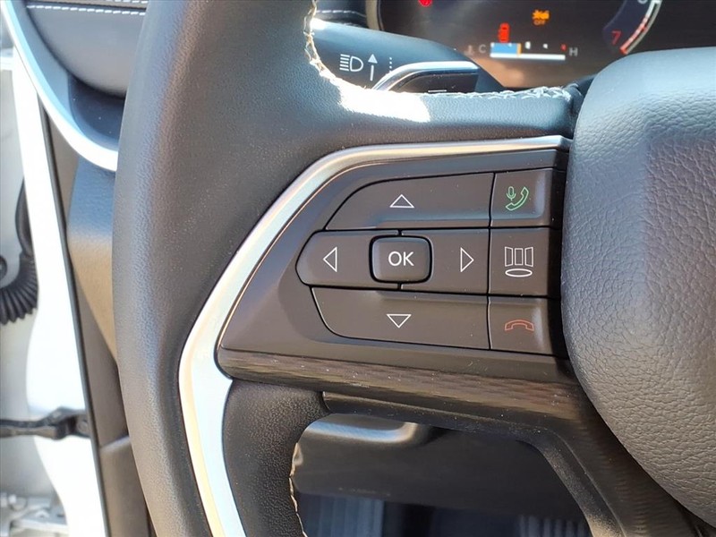 Jeep Grand Cherokee L Vehicle Full-screen Gallery Image 16