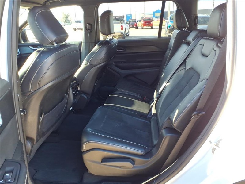 Jeep Grand Cherokee L Vehicle Full-screen Gallery Image 21