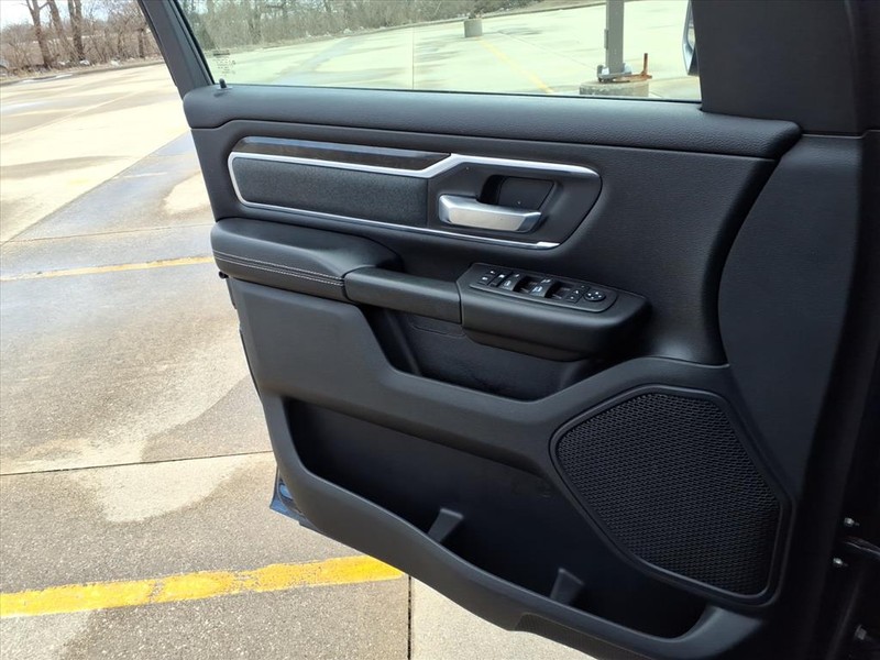 Ram 1500 Vehicle Full-screen Gallery Image 19