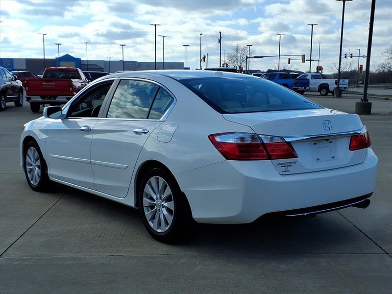 Honda Accord Sedan Vehicle Full-screen Gallery Image 3
