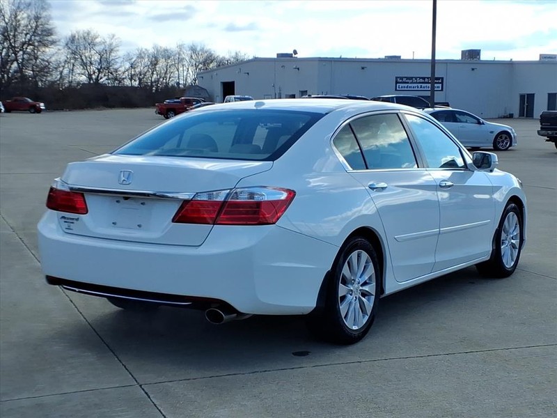 Honda Accord Sedan Vehicle Full-screen Gallery Image 4