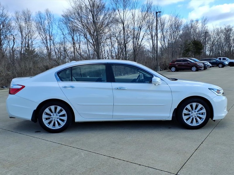 Honda Accord Sedan Vehicle Full-screen Gallery Image 5