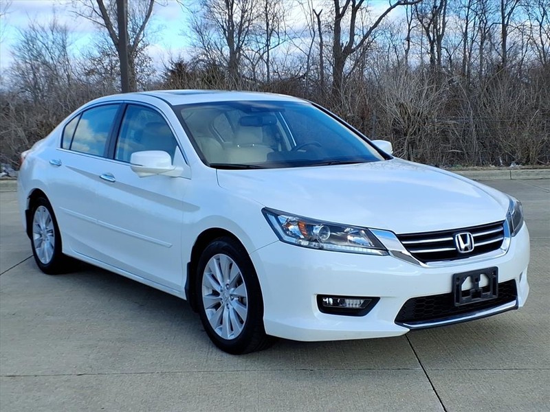 Honda Accord Sedan Vehicle Full-screen Gallery Image 6