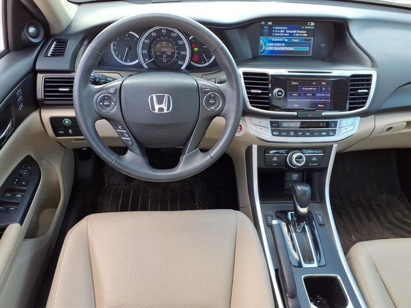 Honda Accord Sedan Vehicle Full-screen Gallery Image 9