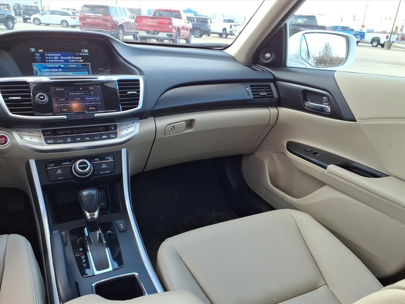 Honda Accord Sedan Vehicle Full-screen Gallery Image 10