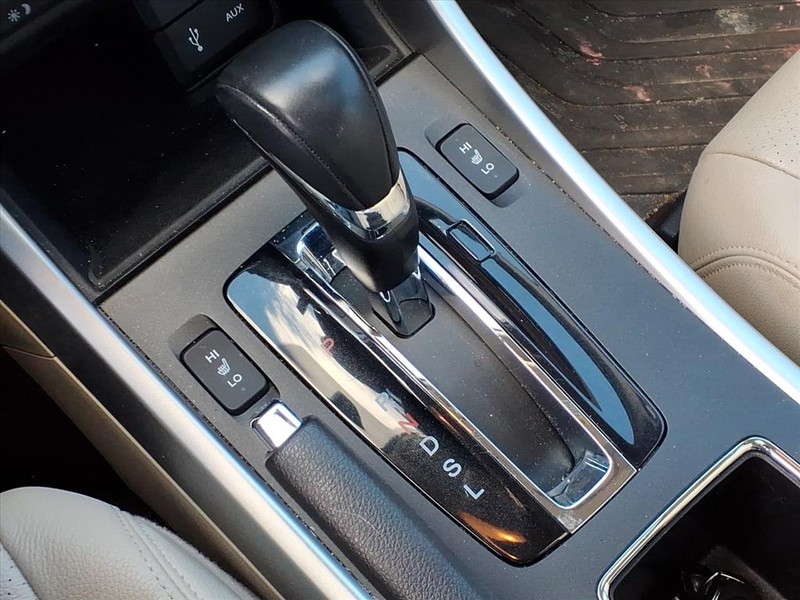 Honda Accord Sedan Vehicle Full-screen Gallery Image 16