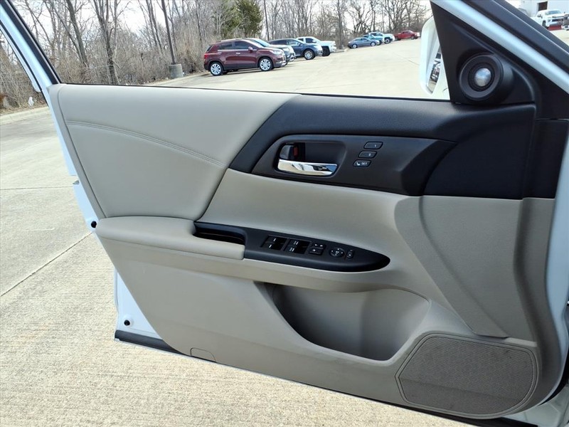 Honda Accord Sedan Vehicle Full-screen Gallery Image 20