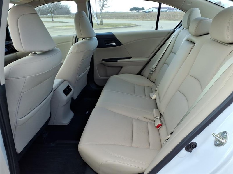 Honda Accord Sedan Vehicle Full-screen Gallery Image 23