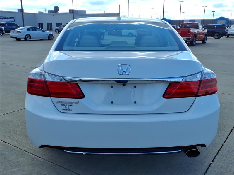 Honda Accord Sedan Vehicle Full-screen Gallery Image 24