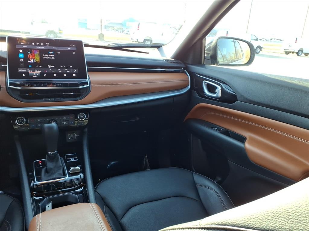 Jeep Compass Vehicle Full-screen Gallery Image 9