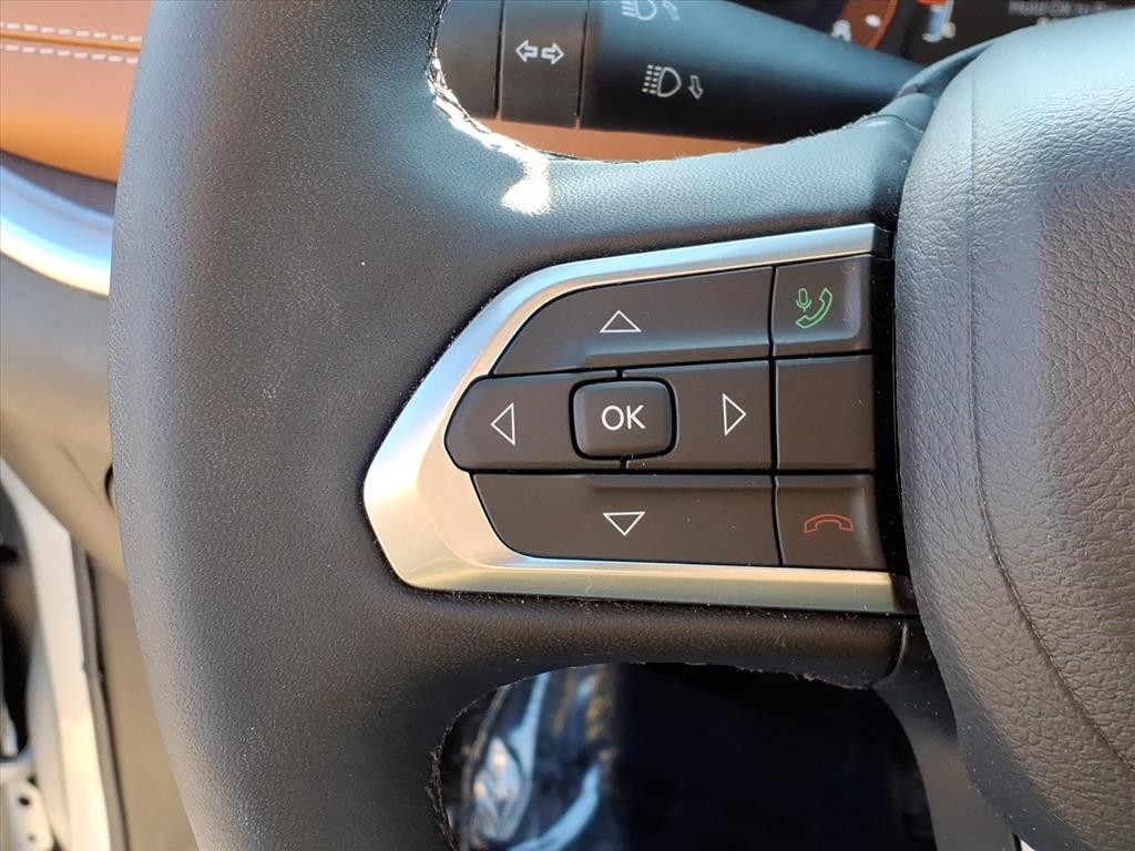 Jeep Compass Vehicle Full-screen Gallery Image 16