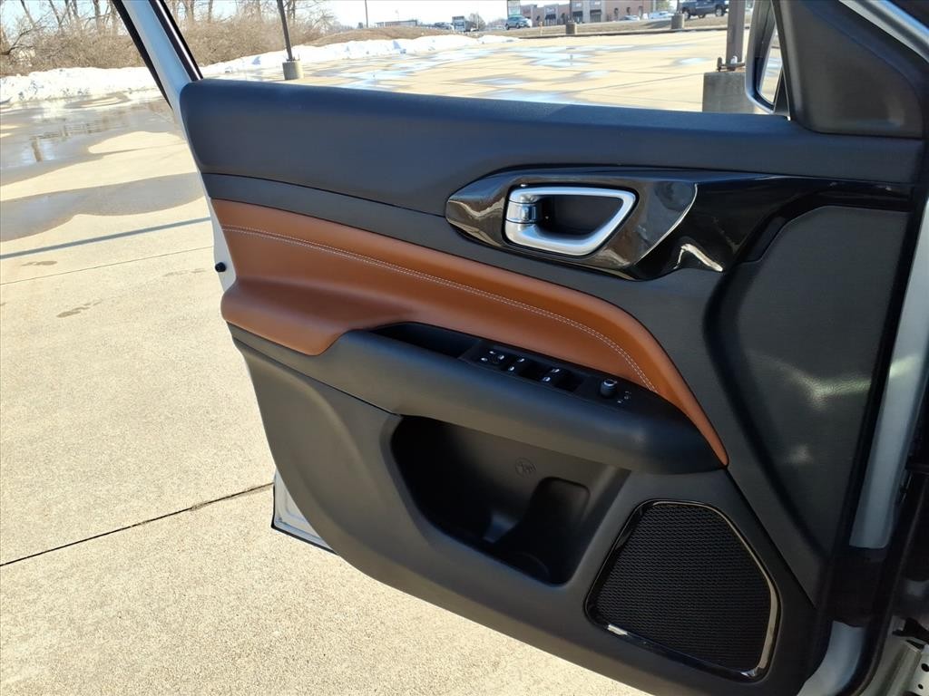 Jeep Compass Vehicle Full-screen Gallery Image 19