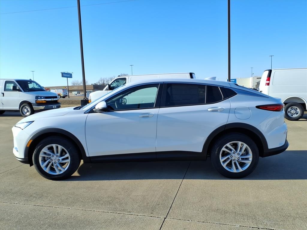 Buick Envista Vehicle Full-screen Gallery Image 2