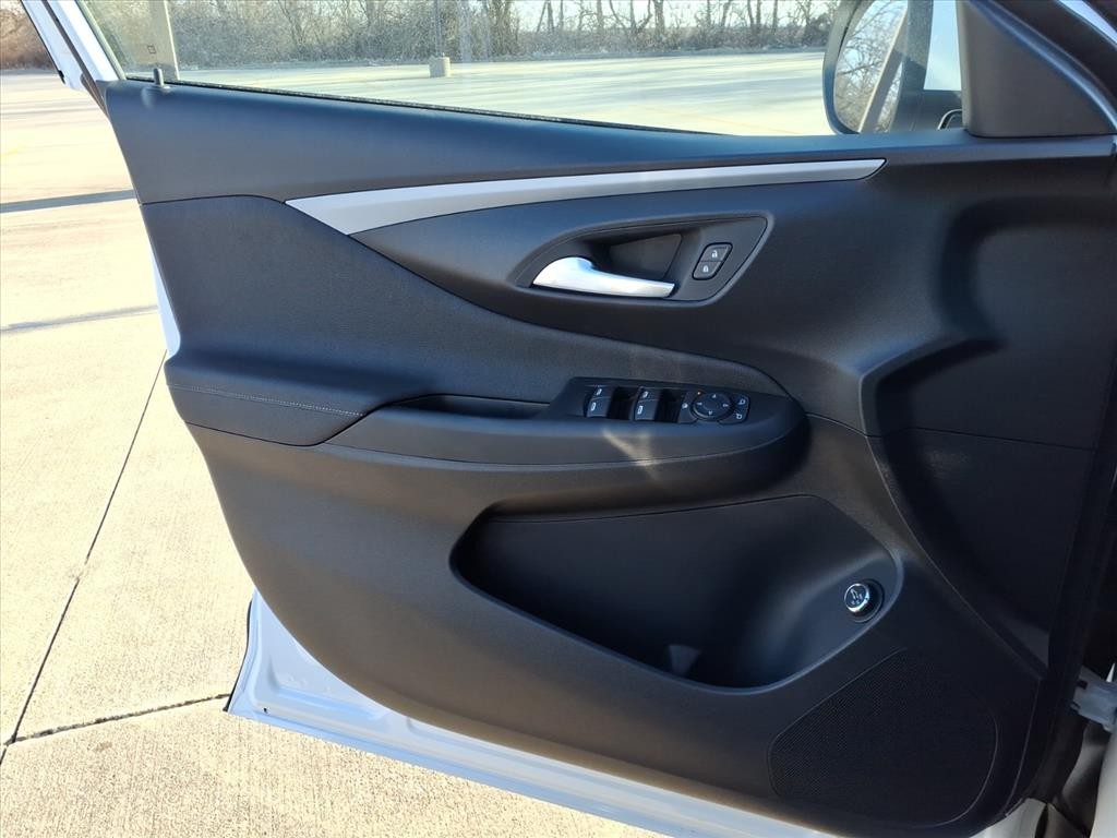 Buick Envista Vehicle Full-screen Gallery Image 15