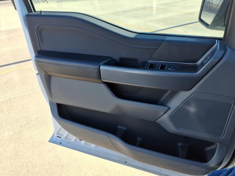 Ford F-150 Vehicle Full-screen Gallery Image 18